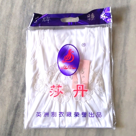 NWT. Woman's Flower embroidered nightgown. - Picture 5 of 5